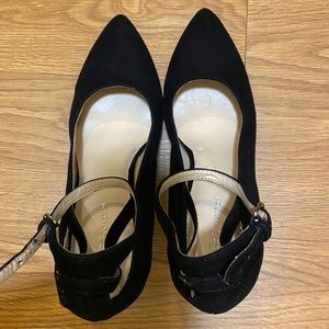 Black pumps with ankle strap!👠 NEVER WORN!!!